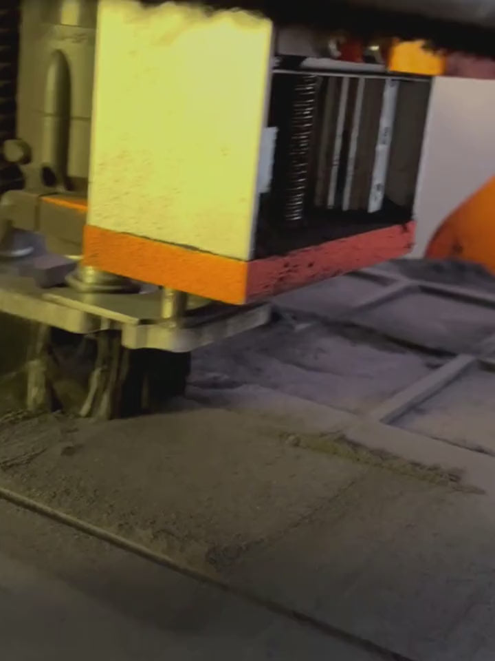 CNC-Fräse fräst einen schwarzen Rahmen aus MDF