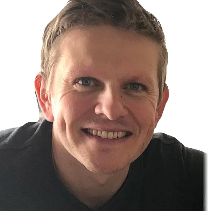 Dimi, Gründer von slabsMate, lächelt in die Kamera