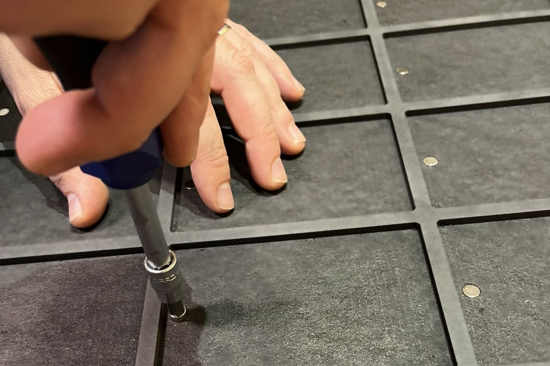 Magnet wird mit einem Werkzeug in den Rahmen gedrückt